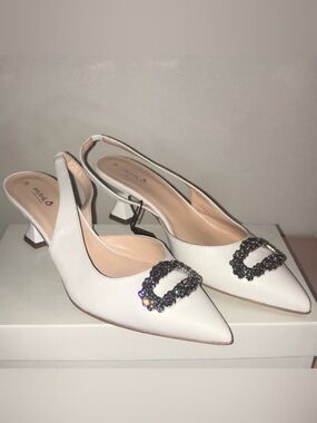 NIB Malo White Leather Pointy Toe Heels with Jewelry Accent - Made in Italy 8/39